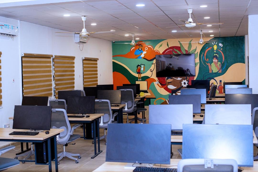 A teaching room with screens and work tables
