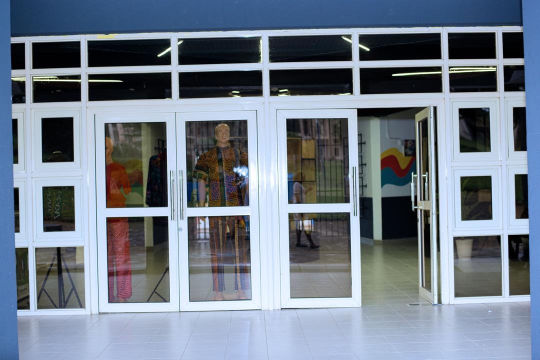 Glass entrance doors of the UniPod